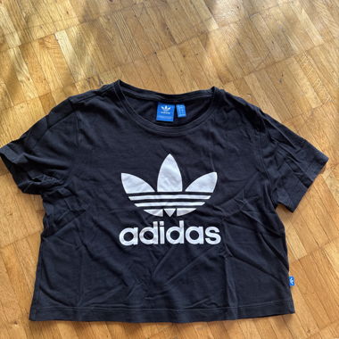 T-shirt corta adidas nera