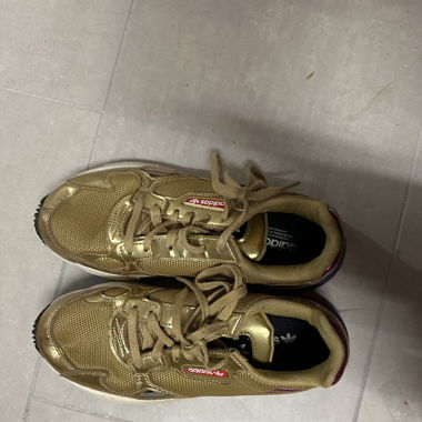 Golde Adidas Sneakers 