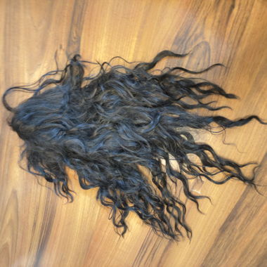Parrucca nera riccia