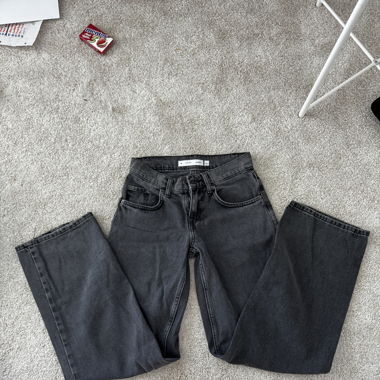 Super cute low rise supdued jeans