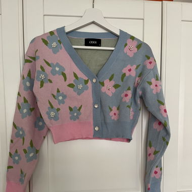 Cardigan mit Blumenmuster & Perlenknöpfen 