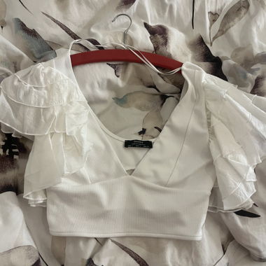 Top bianco con volant e scollo a V