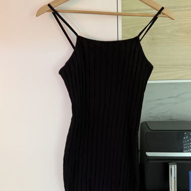 Abito nero con spalline sottili
