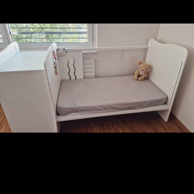 Convertible baby cot