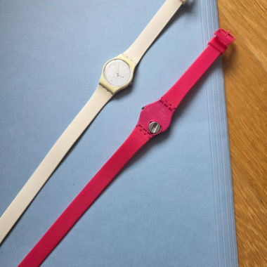 Montres Swatch roses et blanches