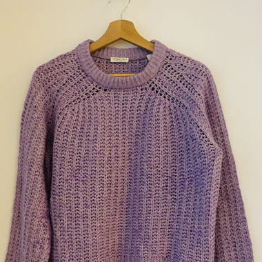 Lilafarbener Strickpullover