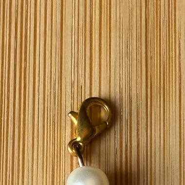 Perlen Charm Anhänger mit goldenem Karabiner