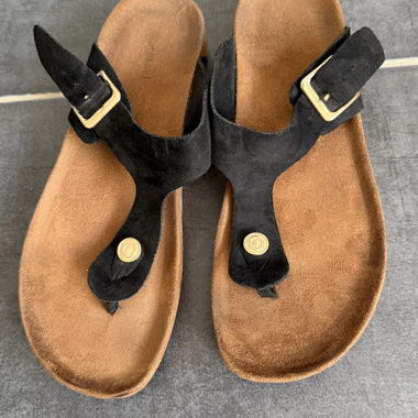 Sandales à bout noir en suède avec bride à enfiler S39