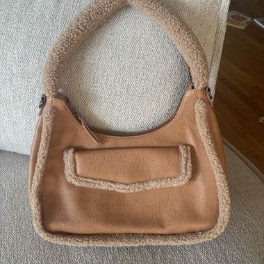 Schöne camel Schultertasche im Teddy-Look