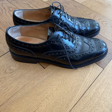 Chaussures Church's pour femmes en cuir noires à brogues