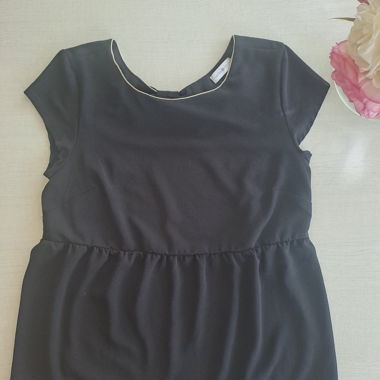 Schwarzes Top mit Schleife hinten