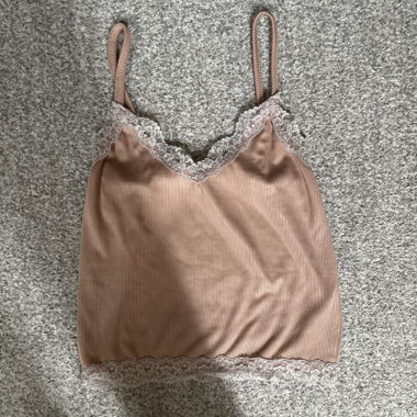 Camisole a coste con bordi in pizzo