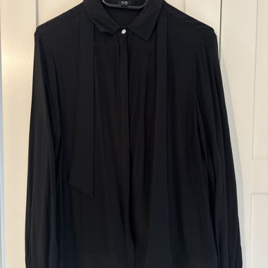 Schwarze Bluse mit Lavallière-Kragen CVS