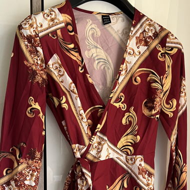 Gemustertes Kleid