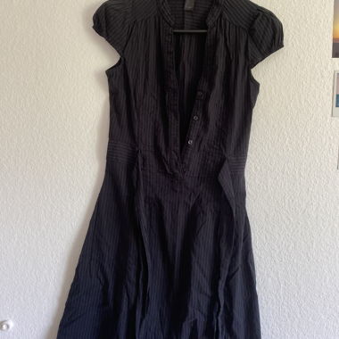 Schwarzes Kleid
