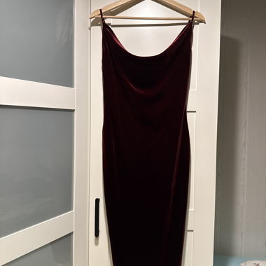 Burgunderrotes Samtkleid mit Spaghettiträgern