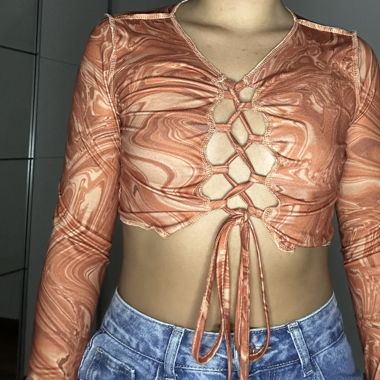 Crop Top mit Marmormuster, Band vorne