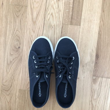Dunkelblaue Superga 