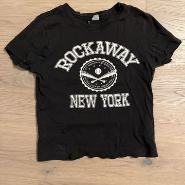 Dunkel graues Baby Tee