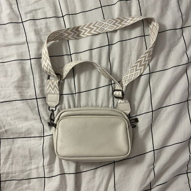 Cream-coloured crossbody bag
