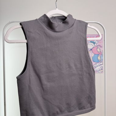 Top corto grigio con collo alto