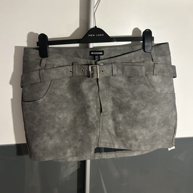 Grau wirkender Kunstlederrock