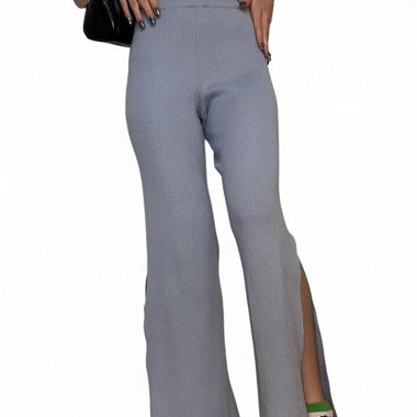 Pantalon large bleu clair avec fente à l'ourlet