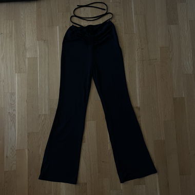 Pantaloni a zampa neri con nastro