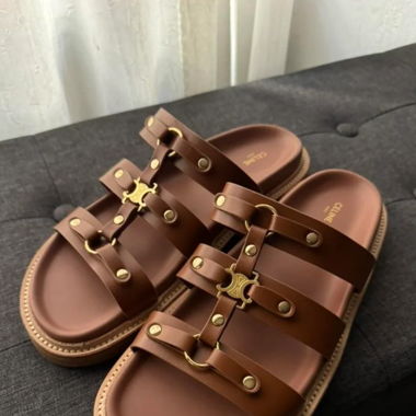 Brandneue Sandalen