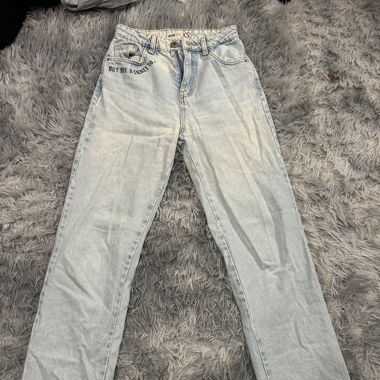 Jeans mit schrift hinten 