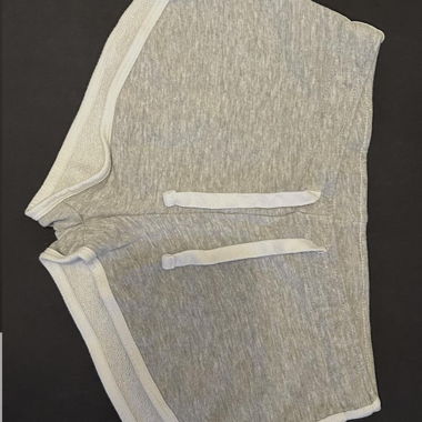 graue Shorts 