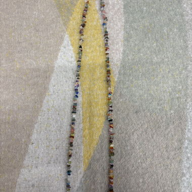Collier multicolore en éclats de pierres précieuses