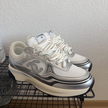 Sneakers Chanel bianche e argento