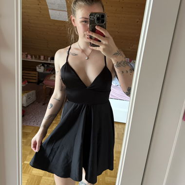 Schwarzes Trägerkleid mit weitem Rock