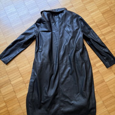 Schwarzer Mantel aus Kunstleder