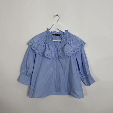 Blusa azzurra con ruches