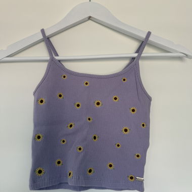 Haut lilas avec broderies