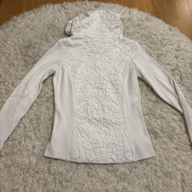 Weisser gemusterter Pullover