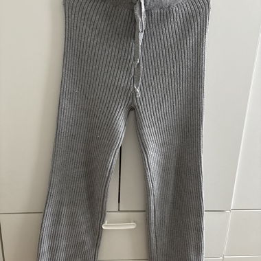 Graue Strickhose mit Rippenmuster