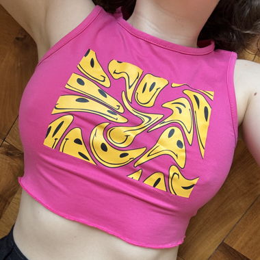 Top corto rosa con stampa grafica