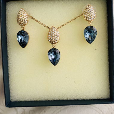 Parure de collier et boucles en tons dorés