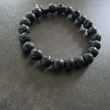 Bracelet en perles de lave noires