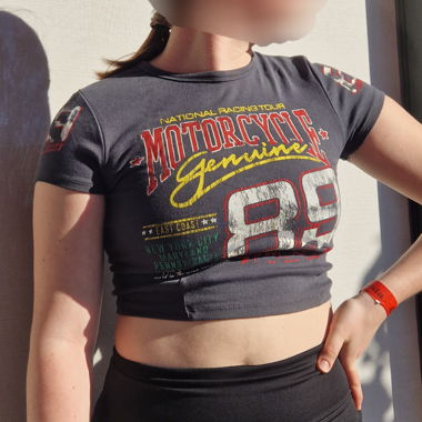 Grafischer schwarzer Crop-Top