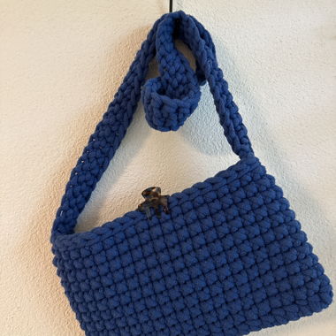 Borsa a mano lavorata a maglia blu