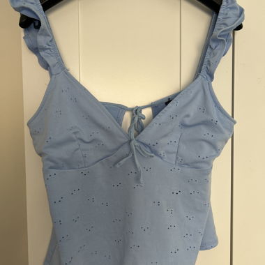 top estivo carino con fiocchi