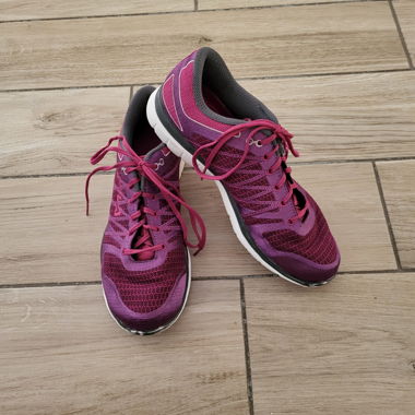Lila Fila Sportschuhe