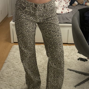 Jeans im leo-look von Stradivarius, Grösse 40