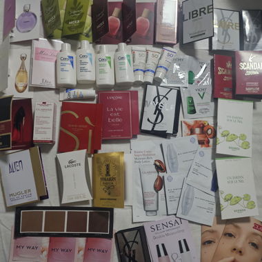 Parfum, Serum, Cremes, Bronzer und Lotion Proben.