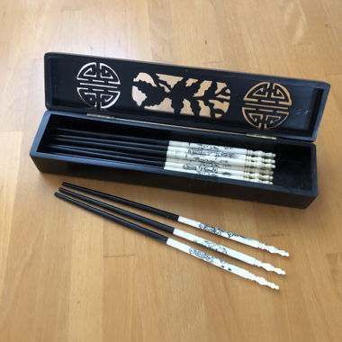 20 teil. Essstäbchen Chopsticks mit Holzschachtel