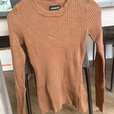 Pull en maille côtelée marron